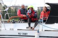 4. Главный судья за работой. Набережная у свай морской Школы ДОСААФ.