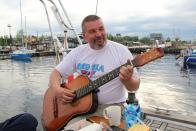 9. Олег с гитарой